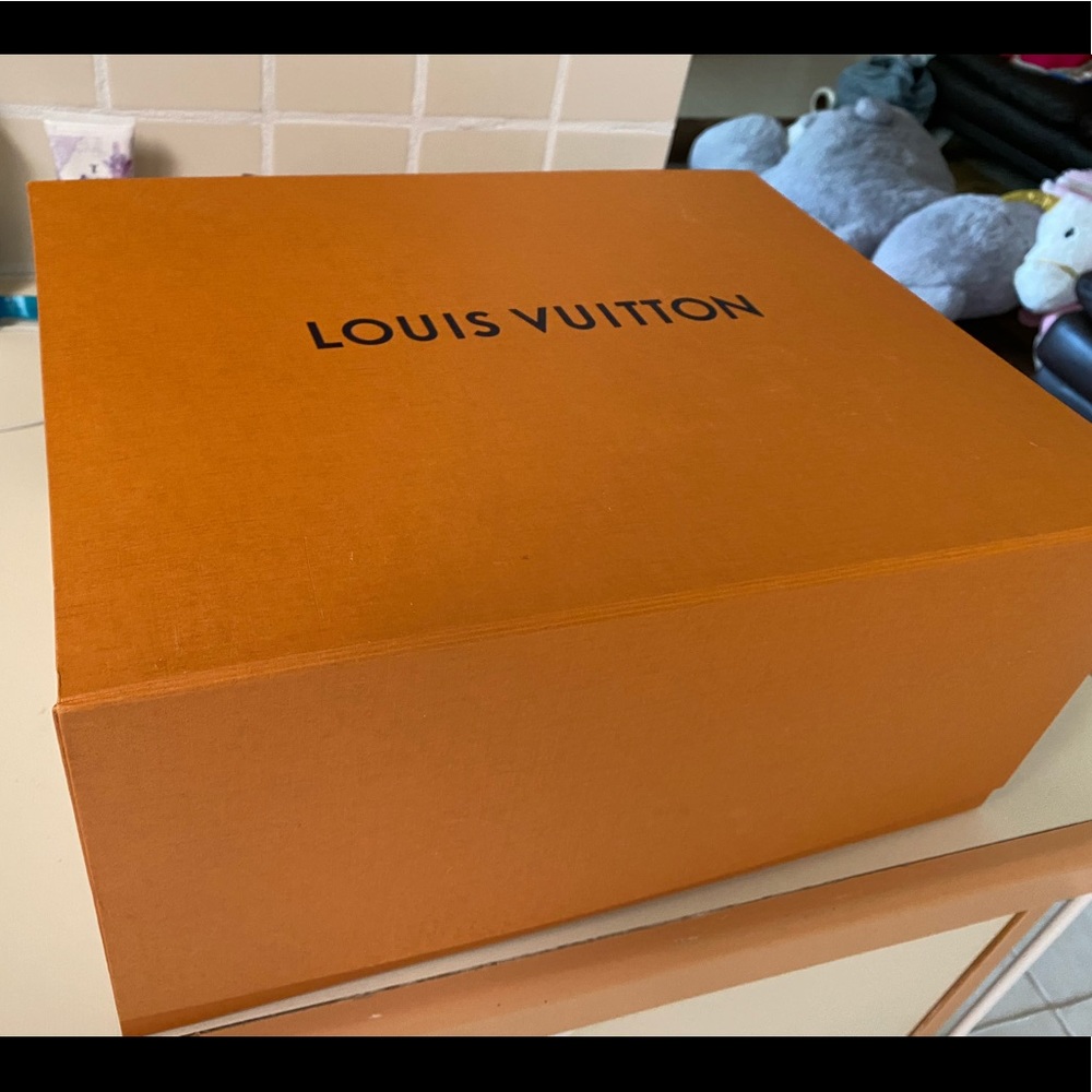 Louis Vuitton large box  domensions 15.5”x13”x8